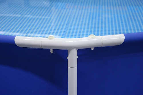Pevné kovové trubky tvořící konstrukci nadzemního bazénu