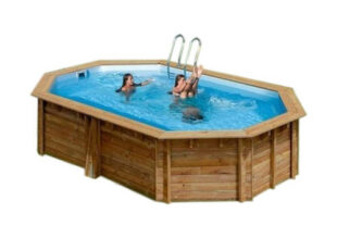 Oválný bazén s dřevěnou konstrukcí
