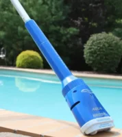 Praktický ruční bazénový AKU vysavač fungující bez připojení k filtraci